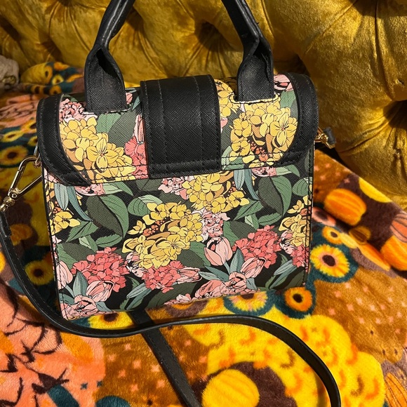 Steve Madden medium purse. Floral structured with handle - Picture 3 of 3